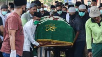 Petugas dan kerabat menggotong peti jenazah Almarhum Wakil Jaksa Agung Arminsyah saat akan dimakamkan di Tempat Pemakaman Umum (TPU) Pedongkelan, Jakarta, Minggu (5/4/2020).
