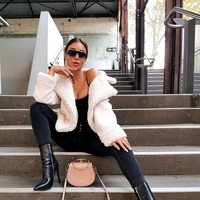 Salah satu selebgram yang bisa dibilang pamer isolasi mewah selama pandemi Corona adalah Pia Muehlenbeck. Seolah tak terpengaruh virus yang sedang menghantui dunia, ia tampak bahagia tinggal di rumah mewah berpemandangan indah dan pemotretan endorsement. Foto: Instagram @piamuehlenbeck