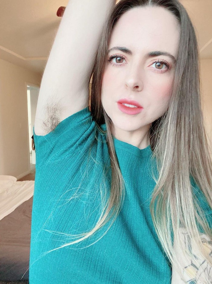 Brenna Pennly, Wanita yang Suka Pamer Bulu Ketiak.