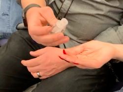 Bermacam Cara agar Tangan Tak Sentuh Benda