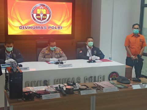 Ali Baharsyah (baju oranye) dihadirkan penyidik dalam konferensi pers