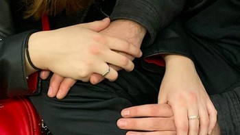 Hannah juga sering mengabadikan bahasa cinta orang-orang yang bergenggaman tangan. Foto: Instagram @subwayhands