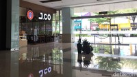 Sebuah cafe makanan tampak lengang. Belum diketahui sampai kapan dampak corona melumpuhkan kehidupan Bekasi. Padahal di jam yang sama pada hari yang sama, masyarakat sudah melalukan berbagai aktivitas di pusat perbelanjaan.