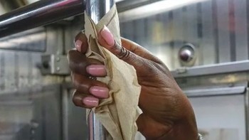 Karya-karya Hannah diambilnya menggunakan kamera smartphone dan dipotret secara diam-diam. Foto: Instagram @subwayhands