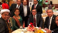 Yasonna tengah menghadiri undangan pernikahan anak Menteri Luar Negeri, Retno Marsudi. Ia mengobrol dengan banyak tokoh politik sambil menikmati jamuan makan. Foto: Instagram yasonna.laoly