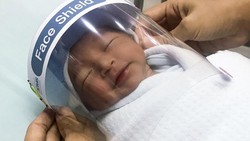 Pencegahan virus Corona juga diterapkan rumah sakit untuk para bayi yang baru saja dilahirkan. Mereka dipasangi pelindung wajah mungil untuk mencegah virus itu.