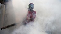 Sejumlah langkah telah dilakukan untuk menekan penyakit ini, salah satunya melakukan pengasapan (fogging). Seperti terlihat di kawasan Pondok Jaya, Cipayung, Depok, Jabar, Minggu (5/4/2020). ANTARA FOTO/Andika Wahyu.