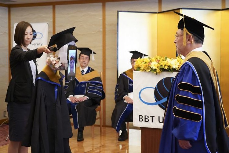 Di tengah pandemi virus Corona, Jepang telah selangkah lebih maju dalam memecahkan masalah bagaimana membuat acara publik seperti wisuda kelulusan bebas risiko. Begini potretnya.