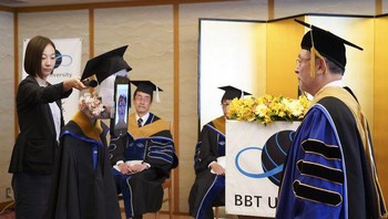 Universitas BTT di Jepang menemukan cara yang jenius untuk melaksanakan acara wisuda tanpa harus ada mahasiswa yang hadir secara fisik di tengah pandemi Corona.