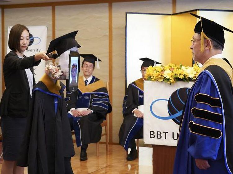 Robot Ini Gantikan Acara Kelulusan Wisuda di Jepang