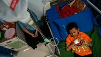 Seorang pasien anak penderita DBD menjalani perawatan di Rumah Sakit Mitra Siaga, Kabupaten Tegal, Jawa Tengah, Senin (6/4/2020). ANTARA FOTO/Oky Lukmansyah.