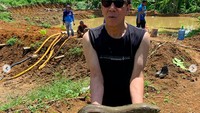 Pria kelahiran Sorkam, Sumatera Utara ini punya hobi unik yaitu menangkap ikan. “Lebih nikmat ketimbang nongkrong di mall atau di cafe. Berjalan dalam lumpur selutut sambil mengejar ikan ternyata tidak mudah,” katanya. Foto: Instagram yasonna.laoly