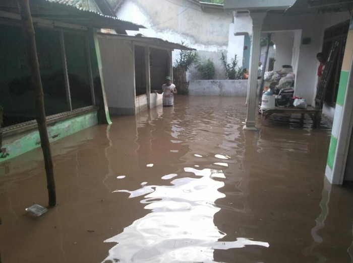 Hujan deras di Situbondo membuat Sungai Jumain yang melintas di Kecamatan Besuki meluap. Akibatnya, puluhan rumah warga terendam banjir.
