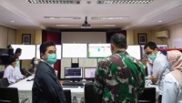 Rumah Sakit tersebut juga dilengkapi dengan Command Center. Menteri BUMN Erick Thohir (kiri) meninjau ruangan Command Center Corona yang ada di Rumah Sakit Pertamina Jaya, Cempaka Putih, Jakarta Pusat.