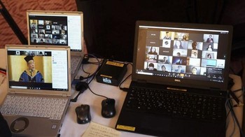 Sisa lulusan lainnya berpartisipasi dalam upacara wisuda online melalui Zoom, di mana mereka dapat mengirim komentar.