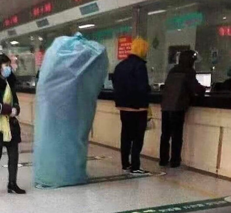 Para ahli kesehatan memperingatkan kita untuk melindungi diri dengan segala cara dari virus corona. Namun beberapa orang ini memakai sesuatu yang tidak lazim.