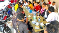 Yasonna tak melewatkan ngopi di Jalan Ceribon, Medan. Katanya tempat minum kopi ini terkenal sejak puluhan tahun lalu. Semua hal bisa dibahas di kedai kopi ini.  Foto: Instagram yasonna.laoly