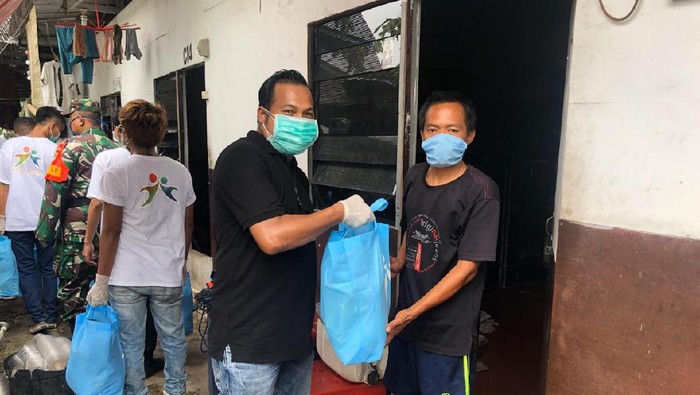 Pembagian sembako di Kampung Ambon
