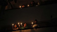 Warga juga diminta berdiri di balkon rumah mereka. AP Photo/Manish Swarup.