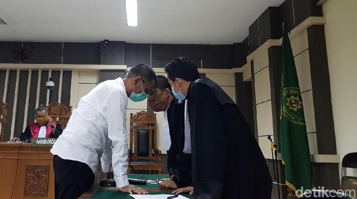 M Tamzil berbincang dengan penasiihat hukumnya usai divonis Pengadilan Tipikor Semarang