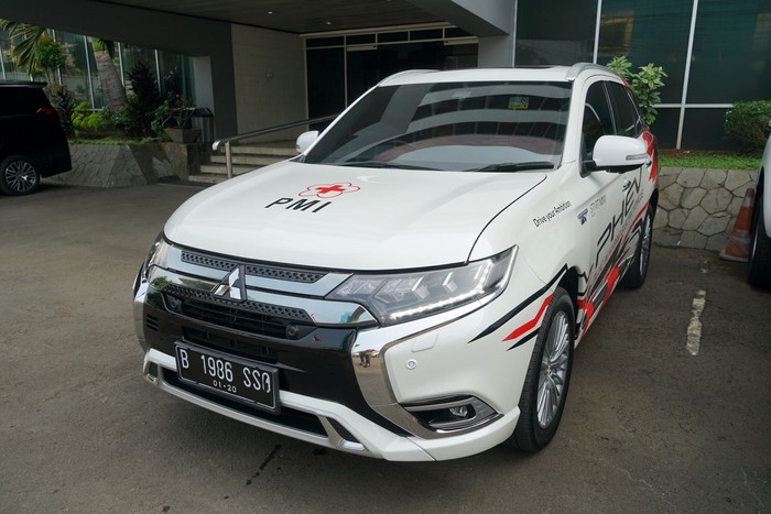 Mitsubishi Outlander PHEV jadi armada penyemprot disinfektan