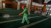 Tak hanya di Aceh, Tim Crisis Center COVID-19 Kota Tasikmalaya menggunakan Alat Pelindung Diri (APD) dari jas hujan plastik saat menyemprotkan cairan disinfektan di Masjid Agung Kota Tasikmalaya, Jawa Barat, Rabu (18/3/2020). ANTARA FOTO/Adeng Bustomi