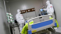 Para dokter di RS tersebut juga mencoba mengoperasikan alat bantu pernafasan di ruang ICU Rumah Sakit Pertamina Jaya, Cempaka Putih, Jakarta, Senin (6/4/2020).