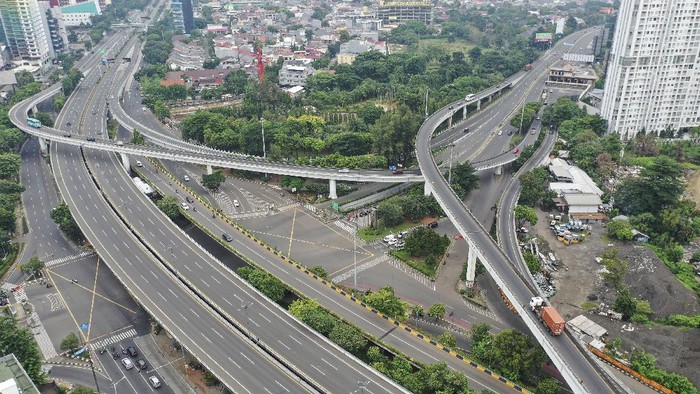 Foto udara suasana di salah satu ruas jalan di Jakarta, Minggu (5/4/2020). Gubernur DKI Jakarta Anies Baswedan telah mengajukan penerapan Pembatasan Sosial Berskala Besar (PSBB) di DKI Jakarta ke Kemeterian Kesehatan untuk percepatan penanganan COVID-19 di ibu kota. ANTARAFOTO/Hafidz Mubarak A/foc.