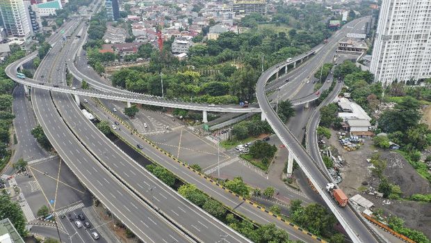Foto udara suasana di salah satu ruas jalan di Jakarta, Minggu (5/4/2020). Gubernur DKI Jakarta Anies Baswedan telah mengajukan penerapan Pembatasan Sosial Berskala Besar (PSBB) di DKI Jakarta ke Kemeterian Kesehatan untuk percepatan penanganan  COVID-19 di ibu kota. ANTARAFOTO/Hafidz Mubarak A/foc.