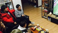 Nah, kalau ini adalah bukti dimana Park Chanyeong tidak bisa lepas dari camilan. Dalam momen apa pun camilan harus selalu tersedia di dekatnya. Begitu pula saat bermain games bersama teman-teman. Foto: instagram Park Chanyeol