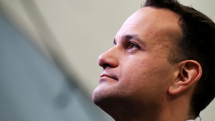 PM Irlandia, Leo Varadkar, turut bergabung dengan tim layanan medis untuk menghadapi pandemi COVID-19. PM Varadkar diketahui memiliki gelar sarjana kedokteran.