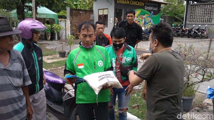 Yayasan di Cirebon bagikan beras untuk ringankan beban penarik becak hingga ojol