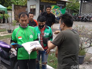 Yayasan di Cirebon Bagi-bagi Beras untuk Penarik Becak-Ojol