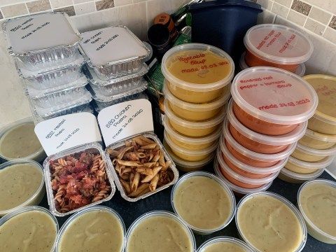 wanita masak makanan