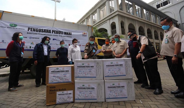 Bantuan Alat Kesehatan Guna Tangani COVID-19 Pengusaha peduli NKRI datangkan 80 ton alat kesehatan guna tangani virus COVID-19. Bantuan ini langsung diserahkan kepada BNPB.