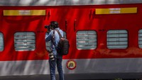 Tak hanya itu, otoritas perkeretaapian India juga mengubah 20 ribu gerbong kereta yang sudah tua menjadi ruang isolasi khusus bagi pasien-pasien virus Corona.  