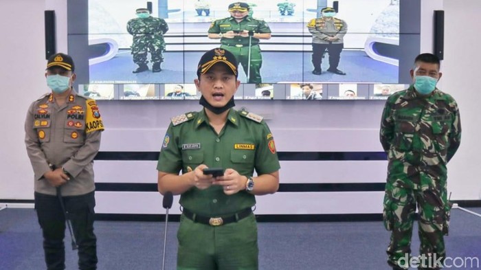 Trenggalek kini masuk zona merah corona setelah salah seorang warga dinyatakan positif Covid-19. Namun Bupati Mochammad Nur Arifin memastikan kasus itu bukan temuan baru.
