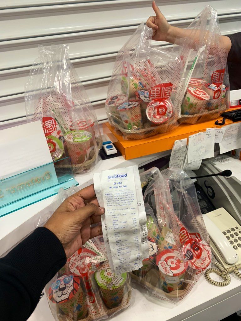 Kiriman bubble tea untuk pegawai supermarket