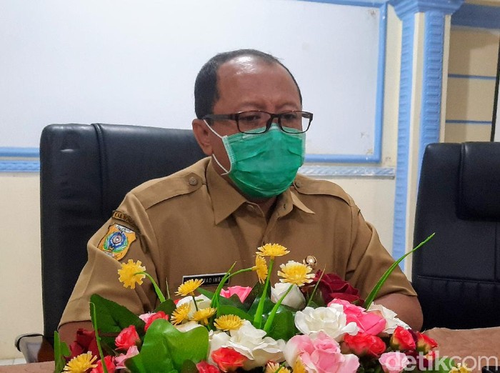 Seorang tenaga medis di Bondowoso dinyatakan positif corona. Pasien tersebut berasal dari klaster Asrama Haji Surabaya.