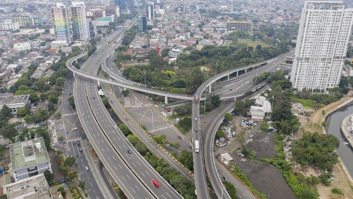 Foto udara suasana di salah satu ruas jalan di Jakarta, Minggu (5/4/2020). Gubernur DKI Jakarta Anies Baswedan telah mengajukan penerapan Pembatasan Sosial Berskala Besar (PSBB) di DKI Jakarta ke Kemeterian Kesehatan untuk percepatan penanganan  COVID-19 di ibu kota. ANTARAFOTO/Hafidz Mubarak A/foc.