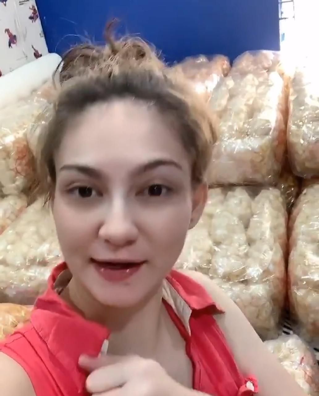 Alessia Cestaro jualan kerupuk
