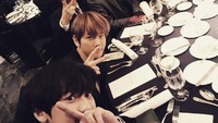 Saking cintanya dengan camilan, ia bahkan sampai berpose dengan camilan tersebut. Bahkan melalui keterangan foto ia mengatakan bahwa camilan tersebut sangat enak Foto: instagram Park Chanyeol