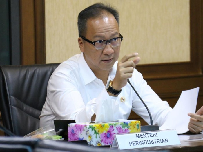 Menteri Perindustrian Agus Gumiwang Kartasasmita