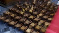 Hanya terlihat jejeran bangku kosong yang ada di dalam gereja tersebut.