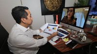 Anggota DPR Komisi XI Bidang Keuangan & Perbankan Kamrussamad berbincang dengan Menteri Keuangan RI Sri Mulyani dalam rapat denganr pendapat, Senin (6/4/2020). Foto: dok. Kemenkeu