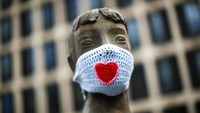 Patung di Brussels yang memberikan simbol kasih sayang untuk memberikan energi positif kepada warga yang berjuang melawan Covid-19. Kadang warga menggunakan patung untuk mengekpresikan diri sebagai pemberi pesan kepada suatu negara. AP Photo/Francisco Seco.