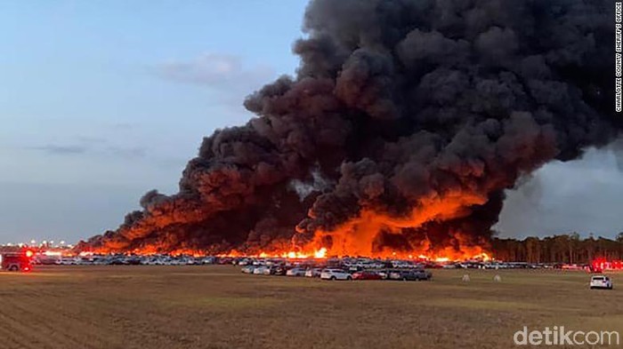 Kebakaran di Bandara Florida Di tengah wabah Corona di AS, kebakaran besar terjadi di Bandara International Southwest Florida. Kebakaran itu menghancurkan ribuan mobil rental yang diparkir di bandara tersebut.