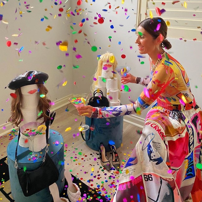 Karena Corona, acara kumpul-kumpul memang dilarang. Oleh karena itu, Lissy memilih untuk menggelar pesta dengan barang-barang branded kesayangannya. Foto: Instagram @lissygraham