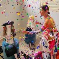 Karena Corona, acara kumpul-kumpul memang dilarang. Oleh karena itu, Lissy memilih untuk menggelar pesta dengan barang-barang branded kesayangannya. Foto: Instagram @lissygraham