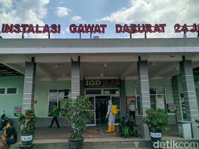 Bupati Ponorogo Ipong Muchlissoni menerangkan kondisi 3 pasien positif corona. Menurutnya, seorang pasien tampak sehat sedangkan dua lainnya sakit.